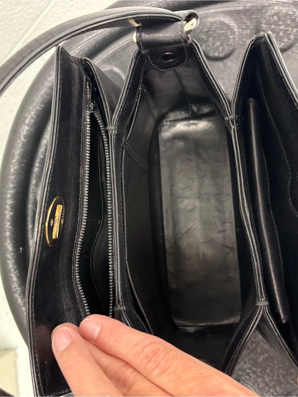VTG Gucci Black Leather Accordion Top Handle Shoulder Bag 1970s Turnlock Boxy - Picture 11 of 16